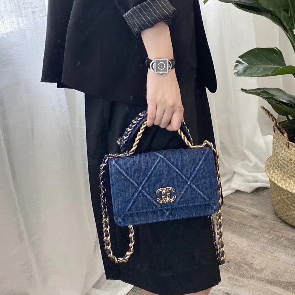 💓Sold💓Chanel 19 WOC - Picture 9 of 16